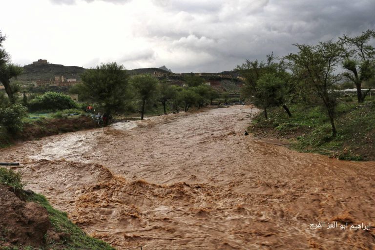 بالصور والفيديو.. أمطار غزيرة على محافظات الجمهورية ووفاة 13 مواطن وتشريد 2500 نازح في المحويت ومأرب والحديدة وحجة والأرصاد تحذر المواطنين والسلطات تؤكد رفع جهوزيتها