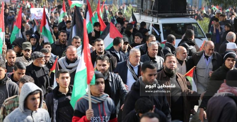 رفضا لـ”صفقة ترامب” وتأكيدا على الحقوق الفلسطينية.. مسيرة شعبية حاشدة في غزة