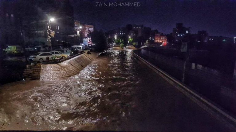 السايلة الآن.. أمطار غزيرة وسيول جارفة وأمانة العاصمة تحذر بشدة (من هذا الشي)  “صورة حصرية”