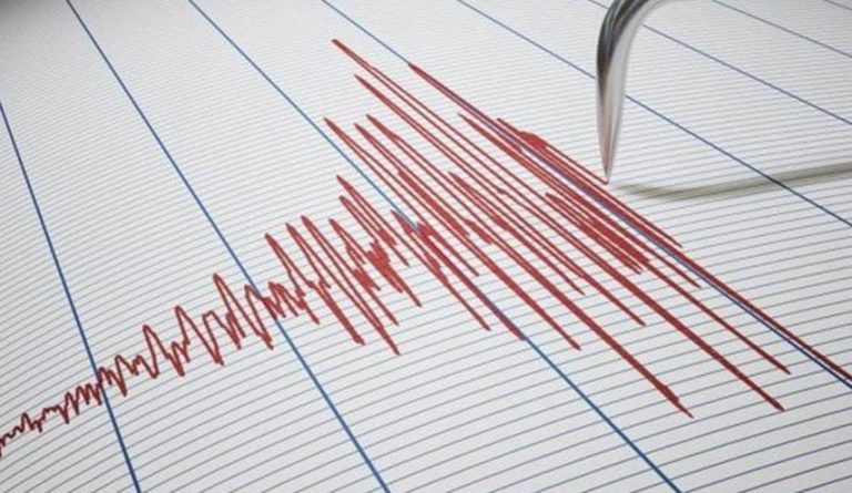 تركيا.. زلزال قوي يضرب ولاية إزمير ويتسبب في انهيار مباني سكنية