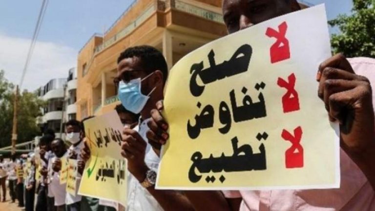 سخط شعبي.. دعوات للنزول للشارع في السودان لإسقاط قرار التطبيع مع الكيان الصهيوني