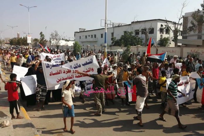 تظاهرات في أبين تحت ضغط التردي المعيشي وانعدام الخدمات.. مدن منكوبة بالتحالف بجناحية