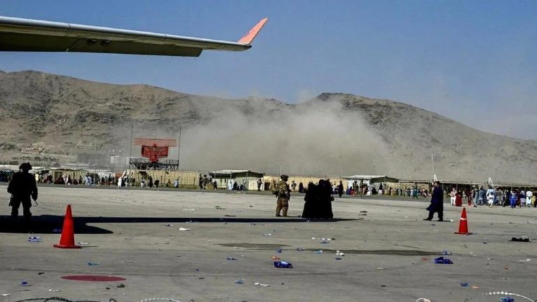 كابل: بعد ساعات من حديث بريطانيا عن هجوم وشيك.. عشرات القتلى والجرحى بانفجارين في محيط مطار كابل