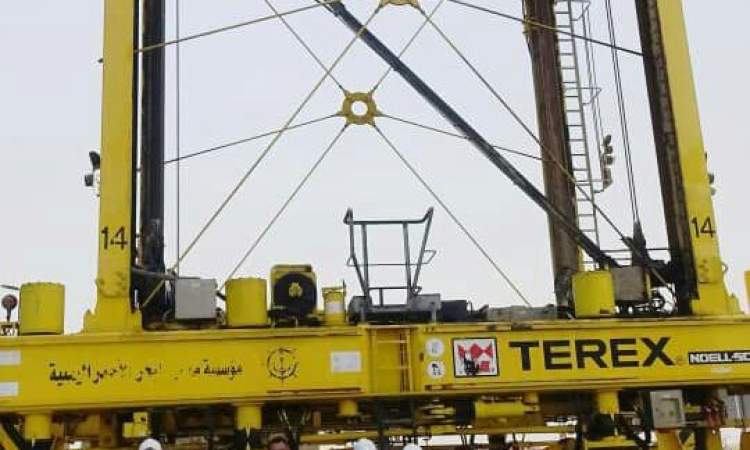 بعد توقف خمس سنوات.. بدء صيانة الحاضنة تركس TEREX رقم “14” بميناء الحديدة