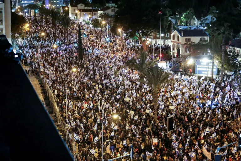 الإثنين الأسود.. موجات غضب عارمة تعصف “بحكومة نتنياهو” بإضرابات ومظاهرات حاشدة وتوعدات بمواجهات عنيفة