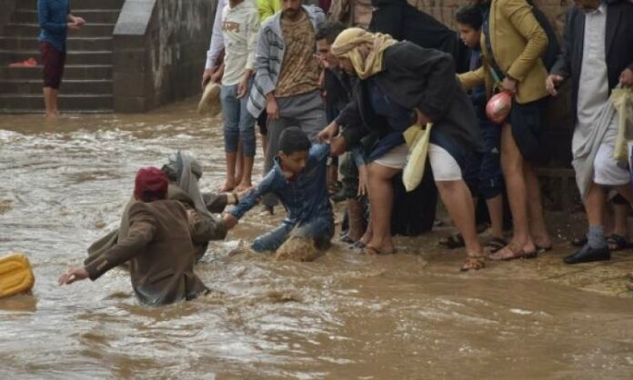 الأرصاد يحذر المواطنين من التواجد في مجاري السيول والسائقين من الرؤية في المنحدرات الجبلية