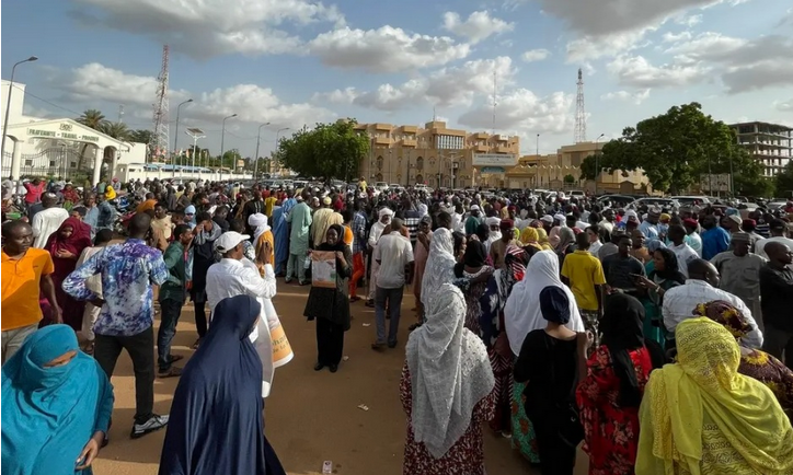 صنعاء تبارك “نجاح الثورات” الأفريقية وتحذر من أي عمل عسكري ضدها