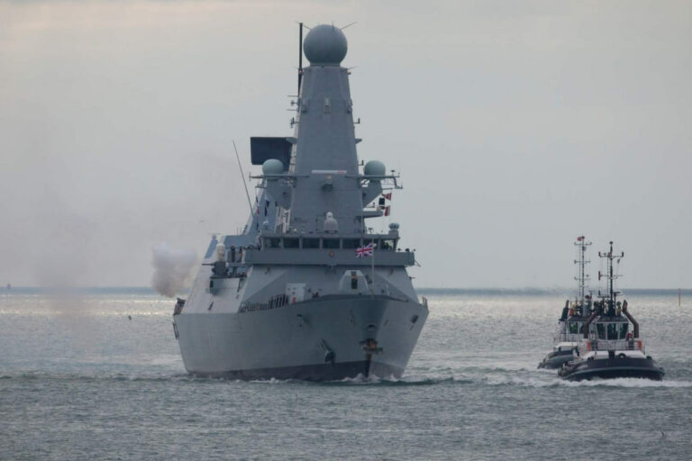 بعد تعرضها لثلاث هجمات.. بريطانيا تعلن سحب سفينة HMS Diamond من البحر الأحمر للصيانة