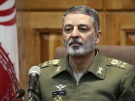 قائد الجيش الإيراني موسوي: أنا كقائد الجيش الإيراني اعتبر نفسي جنديا أمام عظمة اليمنيين