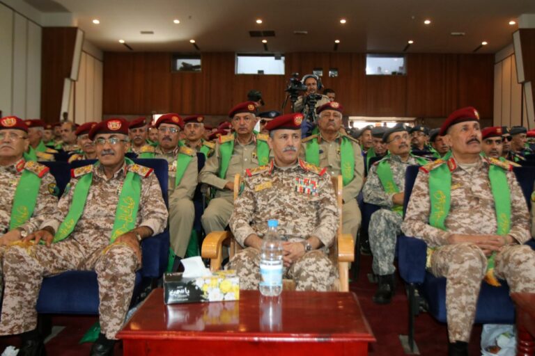 بالفيديو.. وزير دفاع صنعاء العاطفي: الرد اليمني المزلزل على الكيان آت وبدون تردد وسنقابل الجنون الصهيوني بالبأس اليماني الذي ذاقوا مرارته في البحار